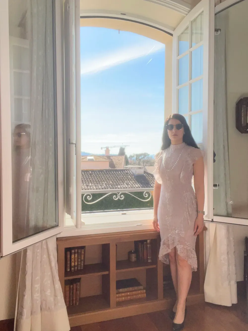 Rechtsanwältin Aydan Adel am offenen Fenster